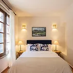 Rooftop Jacuzzi! Country-Style 4 Bedroom Cottage