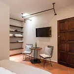 Rooftop Jacuzzi! Country-Style 4 Bedroom Cottage