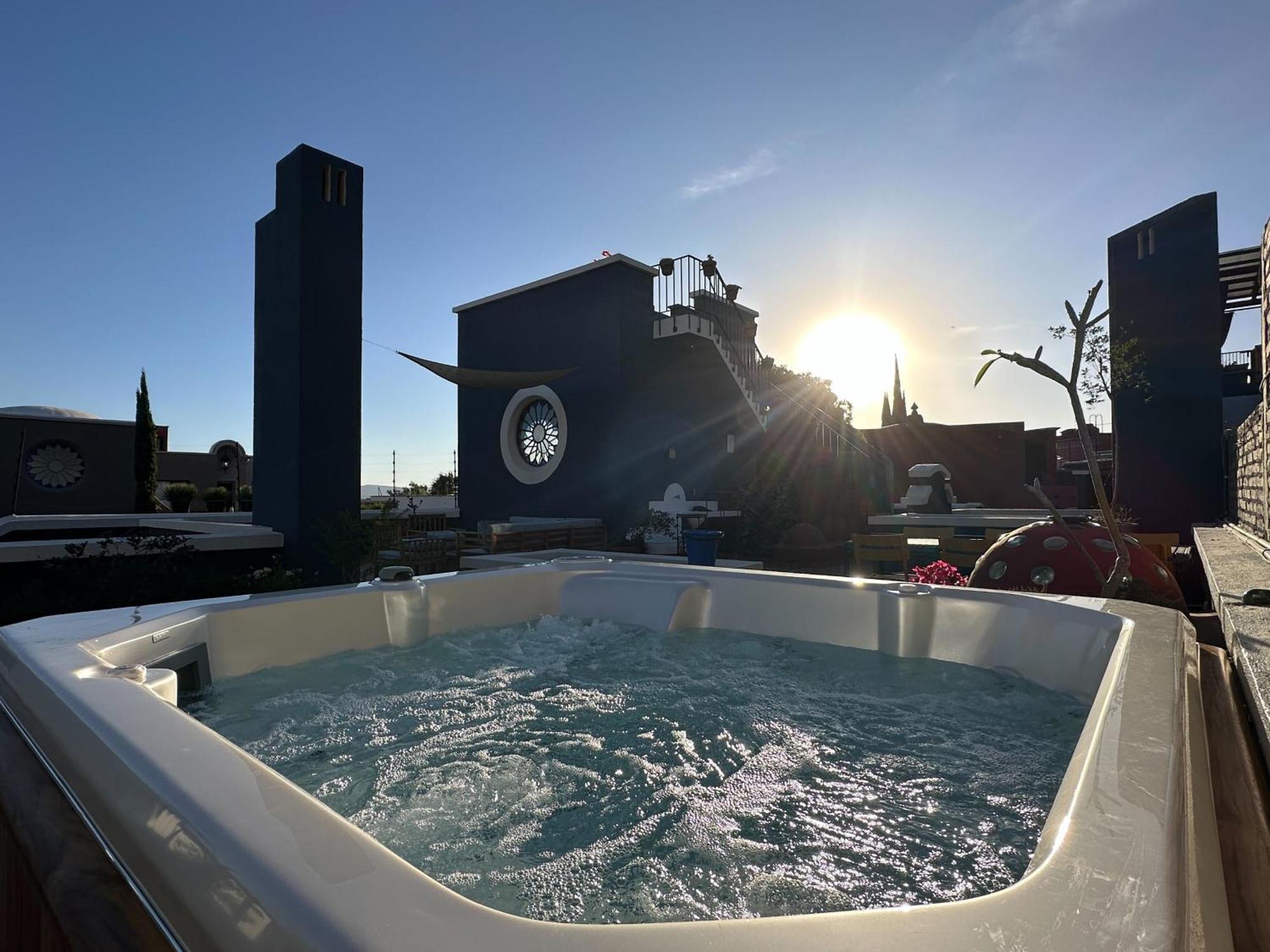 Rooftop Jacuzzi! Country-style 4 Bedroom Holiday home