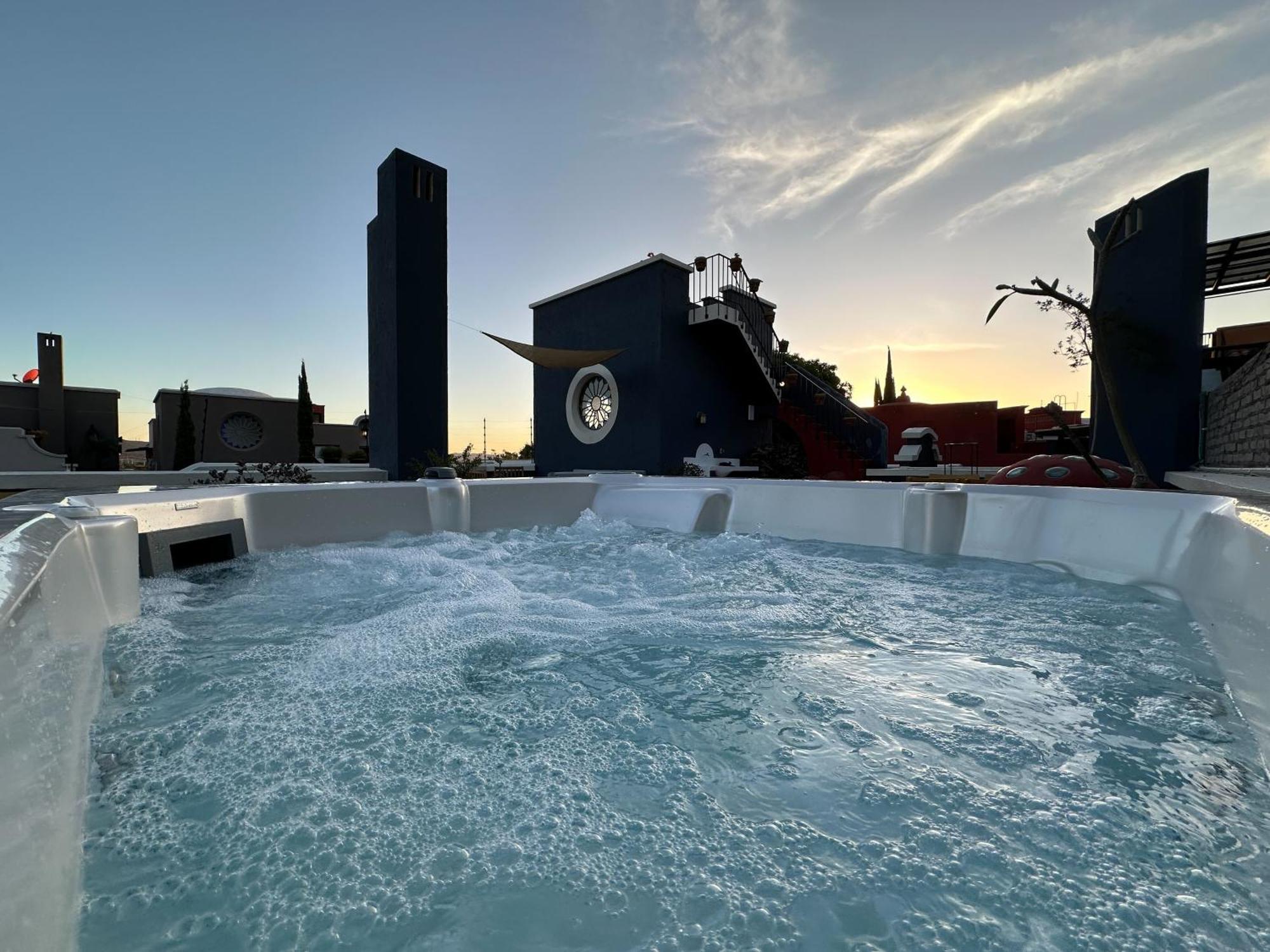 Rooftop Jacuzzi! Country-style 4 Bedroom