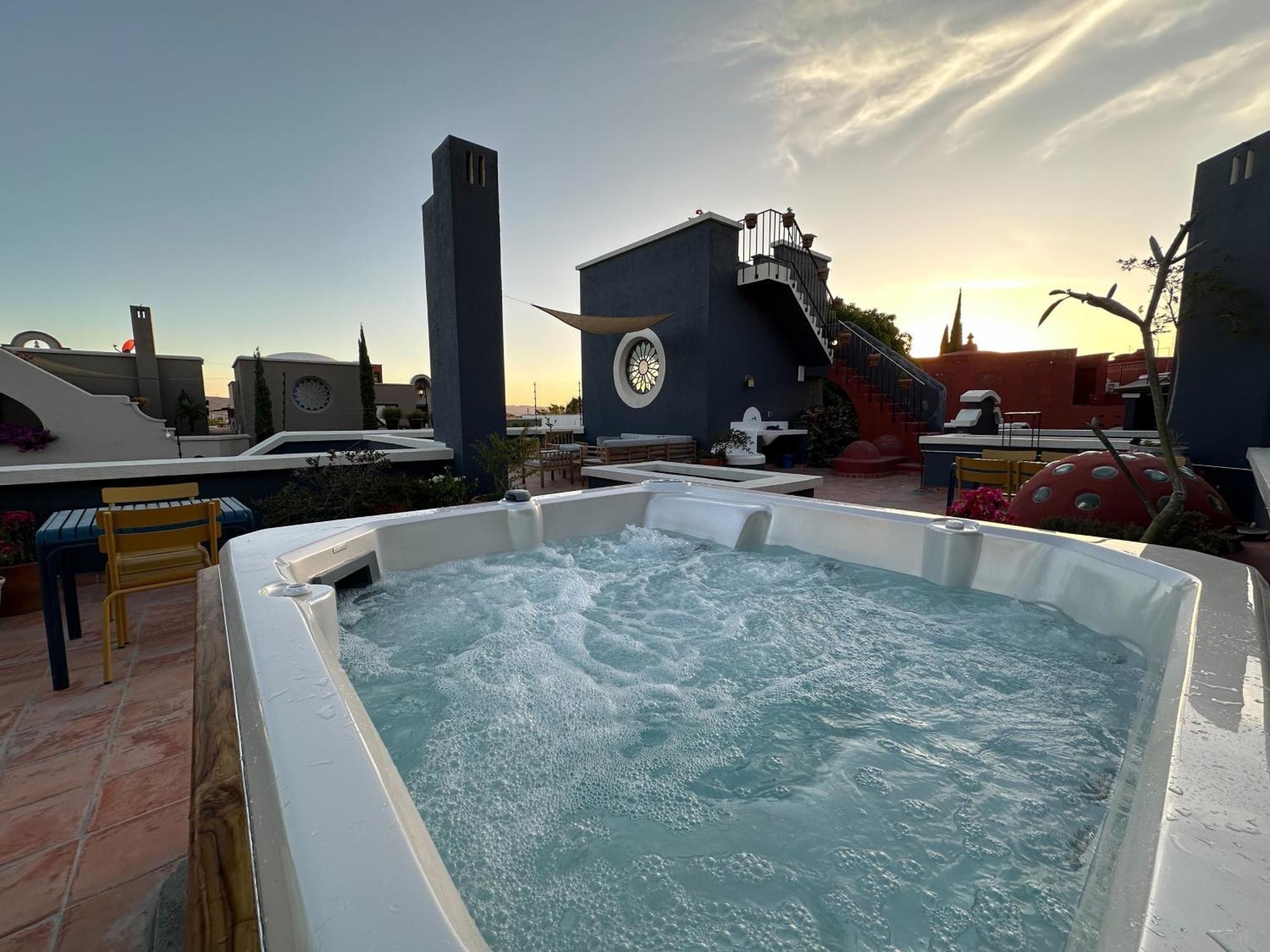 Rooftop Jacuzzi! Country-style 4 Bedroom